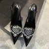 Elegantes tacones de aguja 2026 Nuevo estilo francés sexy cadena de pedrería profesionales poco profundos negros puntiagudos de tacón alto para mujer