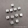 Cuentas de alfabeto digital con letras plateadas y negras de 6 mm, cubos cuadrados de plástico para pulseras, cuentas con agujero recto, accesorios para joyería DIY, venta al por mayor