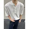 Diseño de cuello con una sensación fresca, camiseta henley delgada de manga corta holgada y texturizada de nicho para hombre, estilo de verano con una vibra de "old money", top de manga corta