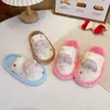 Coleção de inverno 2026: adoráveis pantufas de pelúcia com bolinhas de desenho animado, confortáveis e macias para usar em casa, com sola antiderrapante, adequadas tanto para uso interno quanto externo