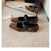 Zapatos Mary Jane cuadrados pequeños elegantes de piel de oveja súper suave con pedrería en forma de corazón, Zapatos planos de estampado de leopardo retro francés para mujer