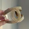 Pulsera Metálica de Estilo Europeo y Americano Vintage con un Toque Exagerado y Lujoso, Presentando un Diseño Abierto Retro