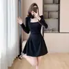 Novo Vestido Preto Pequeno Elegante Estilo Francês Outono 2026, Vestido Emagrecedor e Estiloso com Colar de Flor de Rosa, Tecido Preto Transparente