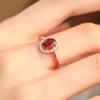 Nuevo anillo de granate natural artificial personalidad ovalada rodeado de pequeños diamantes incrustados Rojo Sangre de Paloma anillo abierto femenino