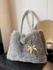 Bolso de mano de felpa para otoño e invierno, un bolso de hombro elegante y versátil para mujer, perfecto para ir al trabajo, nuevo bolso tote 2026 con gran capacidad