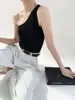 Camisola de malha com ombros irregulares, design interno feminino, ombro exposto, top curto slim fit da moda para o verão