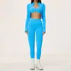 Conjunto de yoga sem costura europeu e americano, cardigã com gola alta, conjunto esportivo para atividades ao ar livre, secagem rápida, respirável e altamente elástico, conjunto de três peças 5112