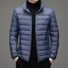 Marca Otoño e Invierno Chaqueta Ligera de Plumas para Hombre, Estilo Corto con Cuello Alto y Capucha, Adecuada para Personas de Mediana Edad y Jóvenes, Delgada y Ligera, Rebaja de Liquidación