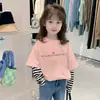 Camiseta Básica Infantil Primavera e Outono Estilo Coreano Tendência Meninas Falso Duas Peças Manga Longa Camiseta Top Listrado Desenho Animado para Meninas