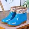 Protección Laboral Calzado de Agua de Tubo Corto al por Mayor para Mujer Zapatos Impermeables Antideslizantes de Caña Baja Zapatos para Trabajo en Cocina Botas de Lluvia Engrosadas Botas de Agua Calientes para Adultos