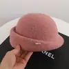 Gorro de lana cálido tipo cuenca simple decoración de perlas copa redonda sombrero ecuestre sombrero pequeño con temperamento boina elegante para madre