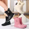 Botas de lluvia, zapatos de agua impermeables y antideslizantes de moda, botas de lluvia para adultos, zapatos de goma forrados de vellón, altura hasta la pantorrilla, adecuados para uso en exteriores, uso en la cocina y trabajo de mujer