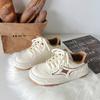 Sapatos brancos de pão com sola grossa e forro de lã Baikuang para mulheres 2023 Outono Novos tênis casuais com cadarço e todos combinando