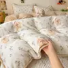 Conjunto de Colcha de Veludo Leiteiro Quatro Peças Espessado Estampado Estilo Francês Hepburn Renda Cobertor Kang Pelúcia Dupla Face Capa de Edredom Conjunto de Três Peças