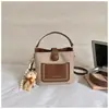 Bolso bandolera retro de nicho estilo coreano para el trabajo y los desplazamientos, que ofrece un ambiente relajado, nueva colección otoño 2026, bolso tipo cubo de alta calidad y moderno