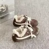Sapatos Populares de Algodão Veludo, Sapatos de Treinamento Moral para Mulheres, Novo Estilo Inverno 2025, Sapatos de Algodão Versáteis Retrô com Bico Redondo, Tênis Quentes