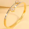 Pulseira de Aço Titânio Moda Europeia e Americana Trevo de Quatro Folhas Pulseira Aberta para Mulheres com Diamantes, Venda Quente Transfronteiriça Pulseira 18K Dourada Não Desbota