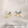 Brincos Frescos de Esmalte Azul e Branco em Formato de Laço com Detalhes em Ouro e Diamante, Brincos Versáteis de Prata 925 com um Toque Feminino