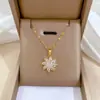 [Acero de Titanio] Conjunto de Collar y Pendientes Microincrustados Lujo Ligero Flor Giratoria Personalidad Elegante Combinación de Pendientes y Collar para Banquetes