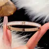 Pulseira Cruzada Estilo Coreano Mais Vendida com Três Diamantes e Duas Conchas para Mulheres, Fecho Moderno, Pulseira de Aço Titânio Não Desbota, Joia Elegante de Luxo Leve