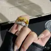 Anillo nuevo de circonita cúbica texturizada de alta resistencia, una pieza única y elegante para mujer, con piedras brillantes, un diseño minimalista y un toque de alta gama, con estilo de anillo abierto.