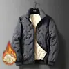 Chaqueta de Algodón de Invierno para Hombre 2026 Nueva Talla Grande Abrigo de Algodón con Relleno de Plumas de Longitud Media para Hombre con Forro Polar, Engrosado y Cálido, con Cuello Solapa