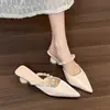 Mules Elegantes de Estilo Francés con Punta de Perla 2026 Modelo Nuevo para Uso al Aire Libre, Impresionantes Sandalias de Tacón Grueso Puntiagudas de Estilo Coreano de Alta Gama