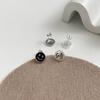 Aretes de Plata Esterlina S925 de Corea del Sur con Carita Sonriente Aretes Sonrientes Femeninos Sentido del Diseño Temperamento Pequeños y Exquisitos Sensación de Alta Gama