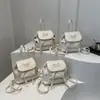 Mochila para Niña 2024 Nuevo Diseño de Moda Sentido de Nicho Mini Pequeña Ligera Estampada Linda Mochila de Compras