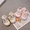 Sandalias de Moda para Niñas 2025 Verano Nuevo Estilo Princesa Punta Cerrada Zapatos de Playa para Niños Suela Blanda Zapatos Deportivos Casuales