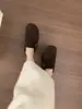 Zapatos peludos con estampado de leopardo de diseño único para mujer, adecuados para usar en exteriores en otoño e invierno, cálidos, de punta cerrada, estilo media pantufla, con suela gruesa, forrados de felpa y parecidos a las sandalias Birkenstock.