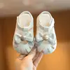 Sandalias para Bebé Niña 2025 Zapatos Prewalker Estilo Verano Infante Moño Punta Cerrada Sandalias de Princesa Suela Suave Zapatos para Niños