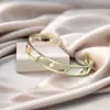 Pulseira Aberta Tendência Europeia e Americana Elegante em Aço Inoxidável com Coração Vazado Criativa Simples em Formato de C Coração de Pêssego para Mulheres