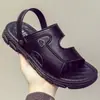 Sandalias de moda de verano para hombre, pantuflas antideslizantes de suela blanda, doble uso para conducir, zapatos casuales y versátiles para exteriores y playa