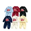 Nuevo conjunto de dos piezas 2026 para niños, con estampados de coches de dibujos animados en una sudadera y pantalones largos, disponible en varios colores y ofrecido para dropshipping