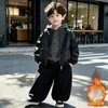Conjunto de roupa de inverno para meninos 2026 novo estiloso bebê outono e inverno jaqueta xadrez conjunto de três peças roupas de inverno infantis