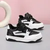 Sapatos Infantis Meninos Tênis Esportivo 2026 Primavera Couro Casual Tênis de Skate Crianças Médias e Grandes Tênis de Corrida Sapatos Sapatos