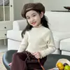 Suéter básico para niña otoño 2024 nuevo estilo extranjero oreja de madera cuello semi-alto suéter cálido para bebé Joker al por mayor