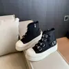 Zapatos de lona retro de caña alta en color negro con un diseño sofisticado de suela gruesa para mujer, nueva colección de otoño 2026, perfectos para combinar con vestidos, estilo casual y deportivo