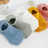 Nuevos calcetines invisibles de color liso de algodón antideslizantes para mujer, calcetines casuales de color caramelo, calcetines bajos al por mayor