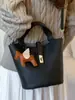 Bolsa Balde Cesta da Moda para Mulheres 2025 Outono Nova Bolsa de Ombro de Alto Valor Bolsa Transversal Niche de Cor Sólida Simples