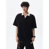 Camisa polo com decote V e design falso de duas peças, estilo college de verão retrô, camiseta casual americana de manga curta com corte solto