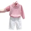 Estilo Coreano Niños 2026 Otoño Nueva Llegada Rosa Calado Bordado Suéter de Punto Pantalones Casuales Blancos para Niños Conjunto de Dos Piezas