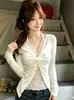 Camiseta de manga larga con cuello en V retorcido para mujer, con cuello halter, detalles de encaje, corte ajustado, silueta favorecedora y bajo asimétrico, perfecta para un look moderno y atrevido