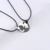 Collar de Gato de Amor Empalmado Transfronterizo Europeo y Americano Colgante de Gato de Amor Blanco y Negro Acero Inoxidable Joyería para Parejas Regalo al por Mayor