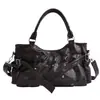 Bolso de hombro tipo biker de remaches estilo coreano de gran capacidad, nuevo modelo 2026, bolso cruzado versátil, bolso tote de moda para el día a día