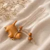 Pingente de madeira esculpida de um gato sem rosto e arrogante feito de cipreste chinês, chaveiro pequeno de artesanato em madeira, pingente trançado, acessório decorativo para bolsa