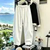 2026 Nuevos Pantalones de Pana de Pierna Ancha para Hombre Patrón de Espiga de Terciopelo de Algodón Europeo Pantalones Relajados tipo Guadaña Pantalones de Pierna Recta de Color Sólido para Hombre