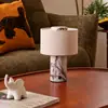 Lámpara de mesa estilo wabi-sabi con pantalla de escamas de concha natural lámpara de escritorio estilo vintage B&B dormitorio muebles suaves lámpara de escritorio conexión de paisaje de hierro otro