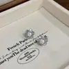 Pendientes de Plata de Ley S925 con Cierre de Mariposa, Perlas Redondas Swarovski y Diseño de Camelia, Aro Completo con Pedrería, Pendientes Elegantes y Únicos para Mujer